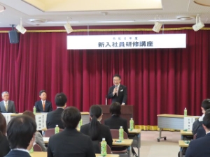 写真:令和6年度新入社員研修講座開講式 挨拶の様子