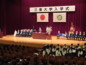 写真:令和6年度三重大学入学式 祝辞の様子