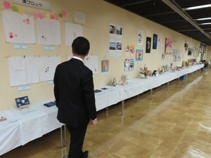 写真:第15回三重県自閉症協会作品展 鑑賞の様子