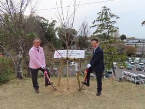 写真:桜植樹贈呈式の様子