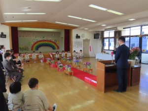 写真：令和5年度幼稚園修了証書授与式　祝辞の様子