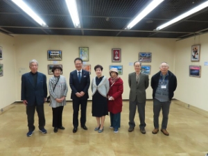 写真：パソコン創作絵画展　鑑賞の様子