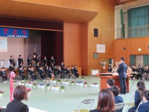 写真：令和5年度小学校卒業証書授与式　祝辞の様子