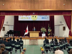 写真:令和5年度中学校卒業証書授与式 祝辞の様子