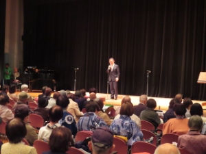 写真:第14回津西地区春のふれあい発表会 挨拶の様子