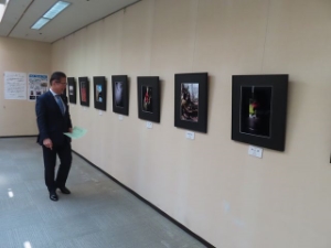 写真:写真展鑑賞の様子