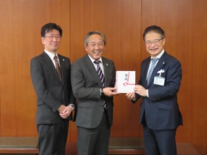 写真:緑化基金への寄附贈呈式の様子