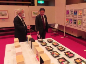 写真:作品展 鑑賞の様子