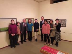 写真:三重旺玄小品展 鑑賞の様子