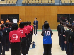 写真:第6回愛SUNカップ鈴亀っ津交流大会 挨拶の様子