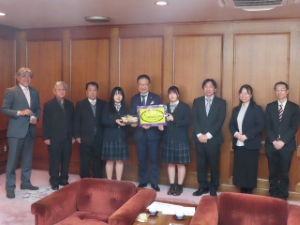 写真:榊原の地域振興を考える会による「榊原のお土産」PR