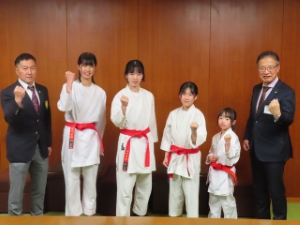 写真:少年少女空手道選抜大会出場選手 来訪の様子