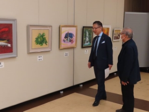 写真:第25回津いずみ会日本画展 鑑賞の様子