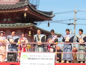 写真:津観音節分会 福豆まきの様子1