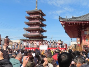 写真:津観音節分会 福豆まきの様子2