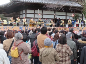 写真:元町千手観音節分会式 福豆まきの様子2