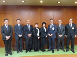 写真：上富良野町 鈴木真弓教育長、教育委員 来訪