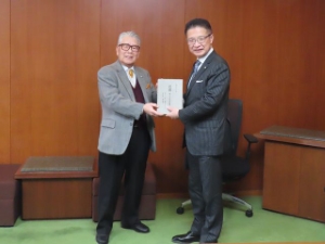 写真:生誕三百八十年芭蕉旅の全句吟詠集 寄附贈呈式