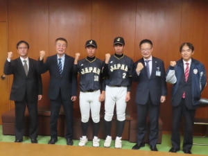 写真:岡田慧太選手、小川竣資選手と市長たち