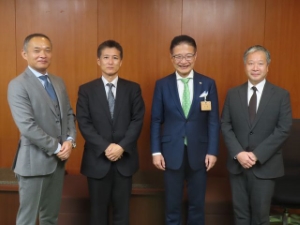 写真:日本政策金融公庫津支店 浅沼靖司支店長兼国民生活事業統括、月東康典中小企業事業統括、梶山泰治農林水産事業統括と市長