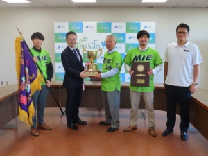 写真:三重ヴェルデウィンの皆さんと市長