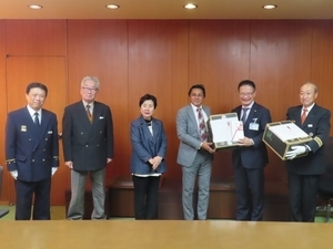 写真:激励品贈呈式