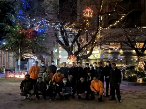 写真:津駅栄町公園イルミネーションの前で記念撮影