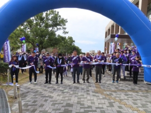 写真:テープカットの様子