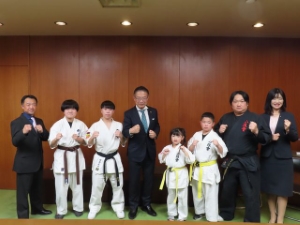 写真:修道會所属の服部匠真選手(朝陽中3年)、坂本朱嶺選手(西郊中1年)、小阪会館所属の立松嵩真選手(高茶屋小5年)、立松來那選手(高茶屋小1年)と市長たち