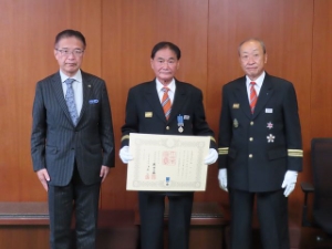 写真:駒田弘一津市消防団本部副団長と市長たち