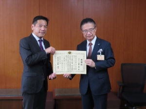 写真：東海防衛支局 宮原賢治支局長と市長