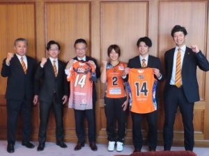 写真：ヴィアティン三重 バレーボールチームと市長