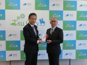 写真：中勢地区労働者福祉協議会からの寄附贈呈2