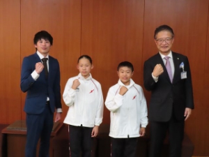 写真：早川恵愛選手（高野尾小6年）、辻井翔海太選手（神戸小5年）と市長たち