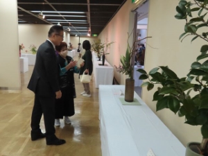 写真:津市民文化祭 諸流いけばな展 鑑賞