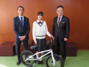 写真:吉村想花選手と市長たち