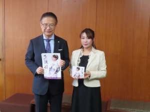 写真:歌手結城さおりさんと市長