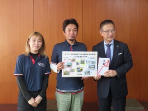 写真:津和美装社株式会社からの寄附受贈式