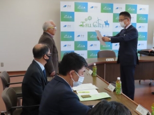 写真:津市森林整備協議会委員委嘱式 委嘱状交付