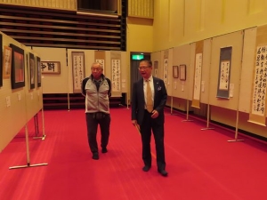 写真:三重県退職教職員互助会津南地区作品展 鑑賞