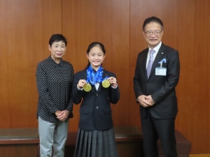写真:眞弓栞選手と市長たち
