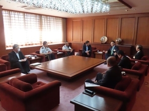 写真:東海防衛支局 宮原賢治支局長、久世陽二施設企画課長、三重県地方協力本部 水野克輝本部長、陸上自衛隊33普通科連隊長兼久居駐屯地司令 金子洋幸1等陸佐 来訪