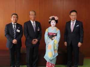 写真:舞妓の小絹さん、京都名店会 橋本直之介副会長と株式会社津松菱 川合正常務取締役と市長
