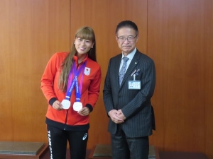 写真:中条彩香選手と市長