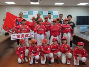 写真:三重高虎Jr.の選手の皆さんと市長