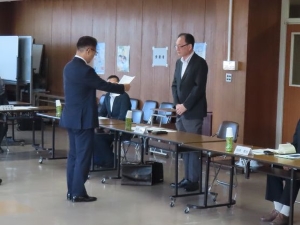 写真:上下水道事業経営審議会委員委嘱式 委嘱状交付