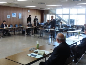 写真:上下水道事業経営審議会委員委嘱式 挨拶