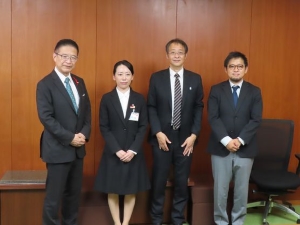 写真:JICA青年海外協力隊 2023年度第2次隊派遣 増田香織隊員、JICA中部センター 小森正勝所長、JICA三重デスク 堤真人国際協力推進員と市長