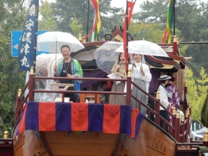 写真:和船山車「安濃津丸」須田亜香里さん一日船長櫂引き渡し式1