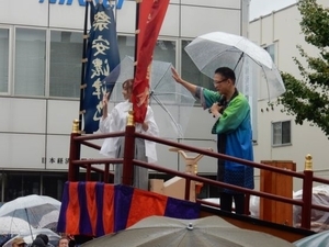 写真:和船山車「安濃津丸」須田亜香里さん一日船長櫂引き渡し式2